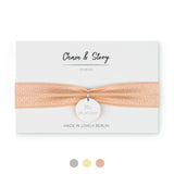 YUNA – elastisches Armband Coral mit Gravur Plättchen