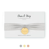 YUNA – elastisches Armband hellgrau mit Gravur Plättchen