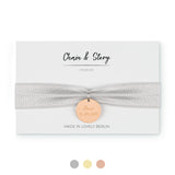 YUNA – elastisches Armband hellgrau mit Gravur Plättchen