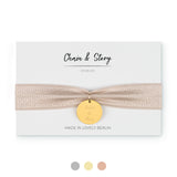 YUNA – elastisches Armband Taupe mit Gravur Plättchen