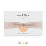 YUNA – elastisches Armband Taupe mit Gravur Plättchen
