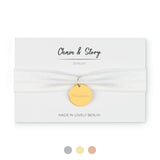 YUNA – elastisches Armband Weiß mit Gravur Plättchen