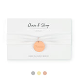 YUNA – elastisches Armband Weiß mit Gravur Plättchen