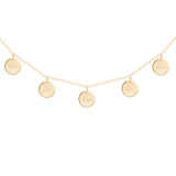 Personalisierte Familien-Kette mit 5 runden Plättchen Anhängern aus Gold Filled und individueller Gravur mit Namen, Buchstaben, Daten oder Symbolen