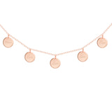 Personalisierte Familien-Kette mit 5 runden Plättchen Anhängern aus Rosegold Filled und individueller Gravur mit Namen, Buchstaben, Daten oder Symbolen