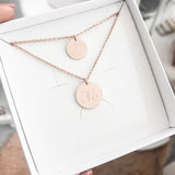 Personalisierte rosegoldene Layering Kette, doppellagig mit 2 Plättchen Anhänger und persönlicher Gravur mit Namen, Datum oder Symbol
