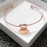 Verstellbarer personalisierter Armreif mit Knoten in rosegold und Plättchen Anhänger mit individueller, persönlicher Gravur
