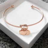 Verstellbarer personalisierter Armreif mit Knoten in rosegold und Plättchen Anhänger mit individueller, persönlicher Gravur