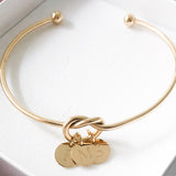 Verstellbarer personalisierter Armreif mit Knoten in gold und Plättchen Anhänger mit individueller, persönlicher Gravur