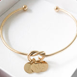 Verstellbarer personalisierter Armreif mit Knoten in gold und Plättchen Anhänger mit individueller, persönlicher Gravur