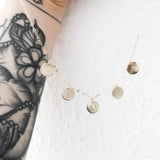 Personalisierte Familien-Kette mit 5 runden Plättchen Anhängern aus Gold Filled und individueller Gravur mit Namen, Buchstaben, Daten oder Symbolen