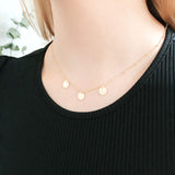 Personalisierte Familien-Kette mit 3 runden Plättchen Anhängern aus Gold Filled und individueller Gravur mit Namen, Buchstaben, Daten oder Symbolen