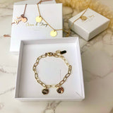 Personalisiertes Gold Filled Gliederarmband mit Plättchen und individueller Gravur mit Namen, Daten oder Symbolen als Geschenk zum Jahrestag, Muttertag oder Geburtstag