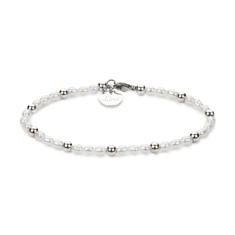 Personalisiertes Armband aus Süßwasserperlen und Perlen aus Sterling Silber mit Plättchen Anhänger und individueller Gravur