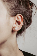 Ear-Crawler Ohrring in silber besetzt mit geschliffenen Zirkonia Steinchen