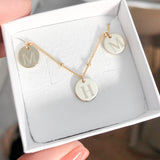 Personalisierte Familien-Kette mit 3 runden Plättchen Anhängern aus Gold Filled und individueller Gravur mit Namen, Buchstaben, Daten oder Symbolen
