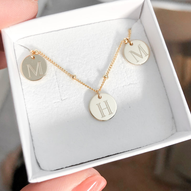 Personalisierte Familien-Kette mit 3 runden Plättchen Anhängern aus Gold Filled und individueller Gravur mit Namen, Buchstaben, Daten oder Symbolen