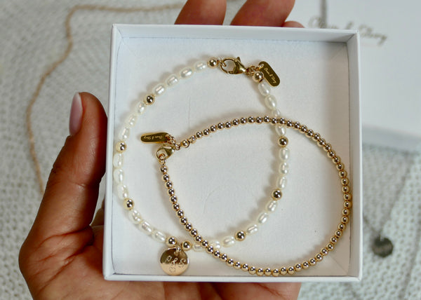 Personalisiertes Armband aus Süßwasserperlen und Perlen aus Gold Filled mit Plättchen Anhänger und individueller Gravur