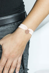 YUNA – elastisches Armband hellgrau mit Gravur Plättchen